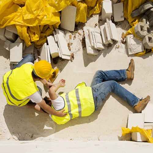 یک کارگر ساختمانی بعد از سقوط از ارتفاع 4 طبقه ای زنده ماند!